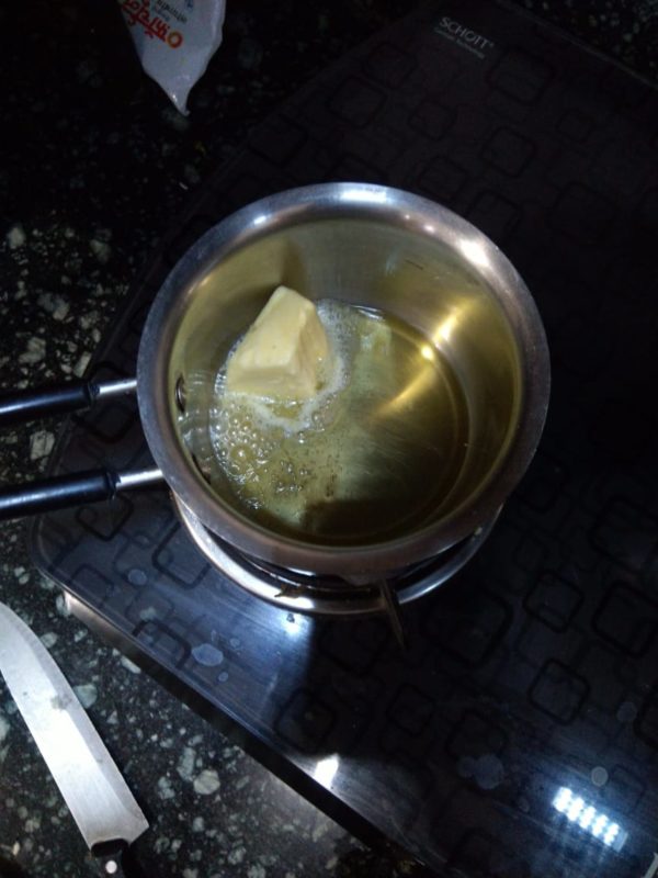 Heat the olive oil and butter in a pan.